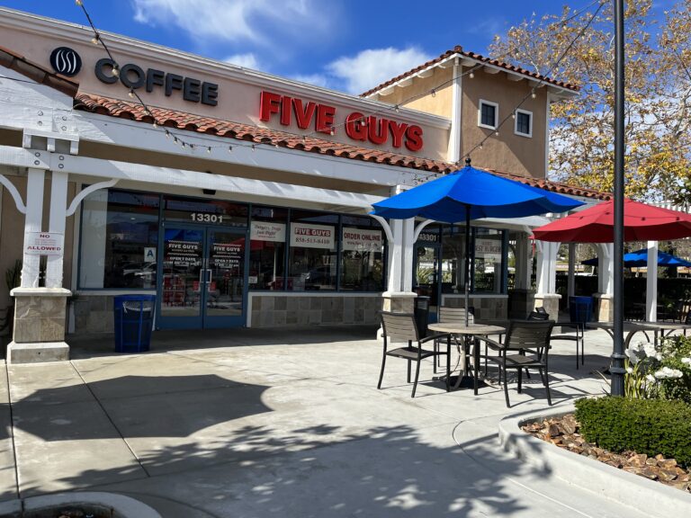 파이브 가이즈, 미국 3대 햄버거 중 하나-2024년 1월 4일, 캘리포니아-Five guys near Powey in California, United States